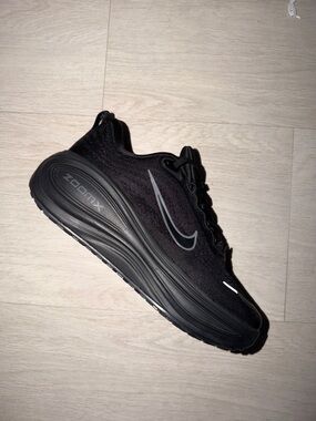 NIKE VOMERO PLUS!! WOMENS
